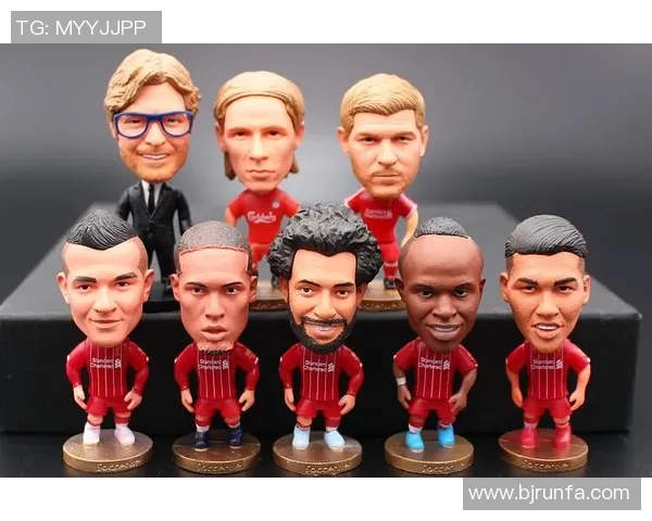 足球明星玩偶广告创意设计展现运动魅力与童趣结合的完美视觉体验