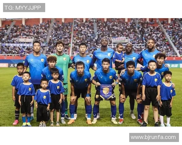 足球明星因腰椎骨折遭遇职业生涯重大挑战球迷们心痛不已